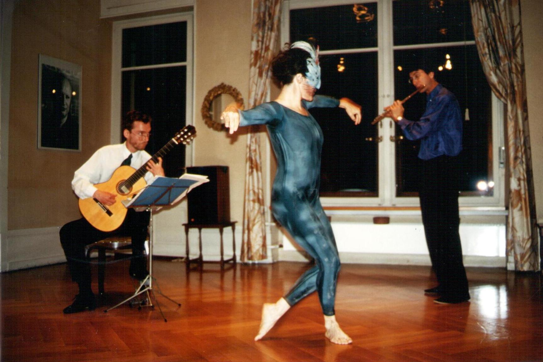Performance mit Tanz und Flöte im Jahr 1994